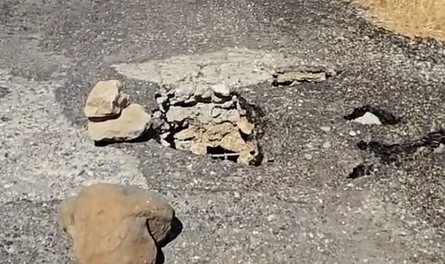 Çüngüş'te bozulan yol tehlike saçıyor
