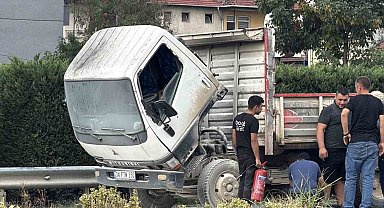 D-100'de seyir halindeki kamyonda yangın: Vatandaşlar yangın söndürme tüpleriyle müdahale etti