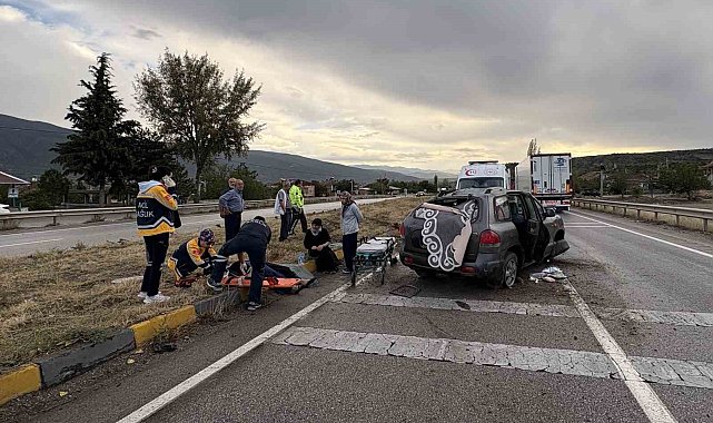 D100'de otomobil refüje çarptı: 3 yaralı