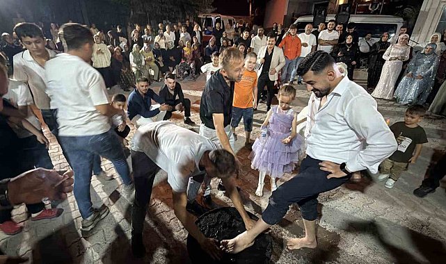Damat ve sağdıcı kara kazan üzerinde oynattılar