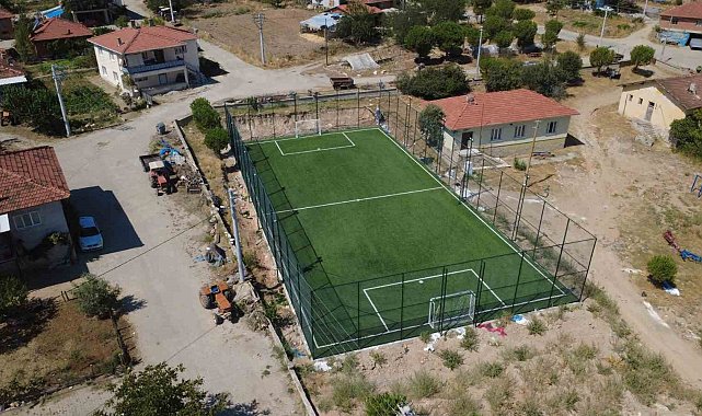 Demirci'de 11 kırsal mahalleye halı saha