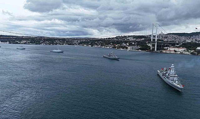 Deniz Kuvvetleri Günü'nde 15 savaş gemisi İstanbul Boğazı'ndan geçti