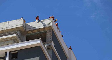 Denizli'de 4 aydır ödemeleri yapılmayan inşaat işçileri çatıya çıktı