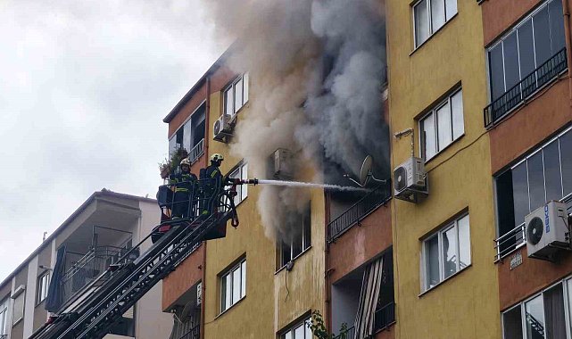 Denizli'de dairede çıkan yangında 1'i yatalak 2 kişi dumandan etkilendi