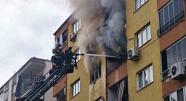Denizli'de dairede çıkan yangında 1'i yatalak 2 kişi dumandan etkilendi