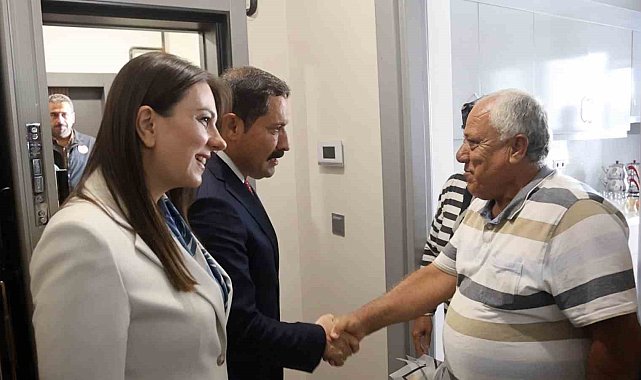 Depremde yerle bir olarak boş araziye dönen Cumhuriyet Mahallesi'nde yeni yuvalarına kavuşan ailelerin ilk misafiri Vali Masatlı oldu