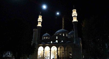 Depremde yıkılan Yeni Cami'nin ışıkları yıllar sonra yeniden yandı