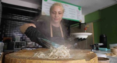 Depremin pes ettiremediği kadın, gastronomi şehrinde el açması makarnasıyla vatandaşların damak tadını değiştirdi