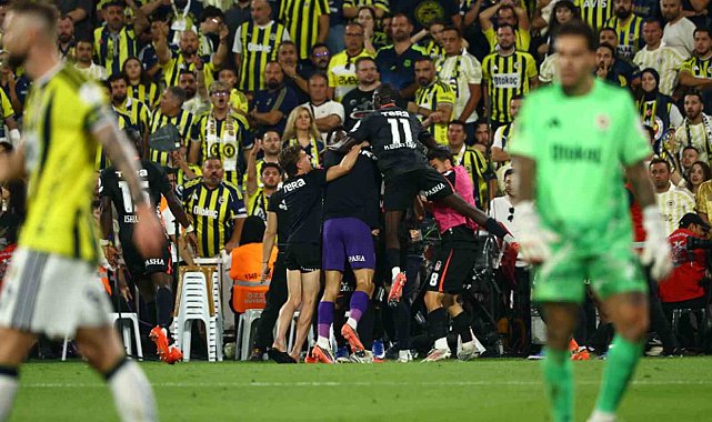 Derbide kazanan Beşiktaş puanını 9'a çıkardı