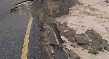 Dere taşma noktasına geldi: Hızlı akan sular yolu çökertti