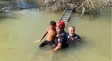 Derede mahsur kalan çocuğu itfaiye ekipleri kurtardı
