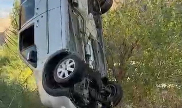 Dereye uçan araç, iş makinesiyle çıkarıldı