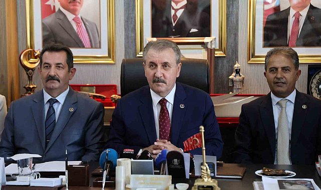 Destici: "Türkiye prangalarını kırmış güçlü bir ülkedir"