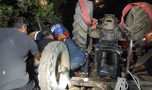 Devrilen traktörün altında kalan sürücü kurtarıldı