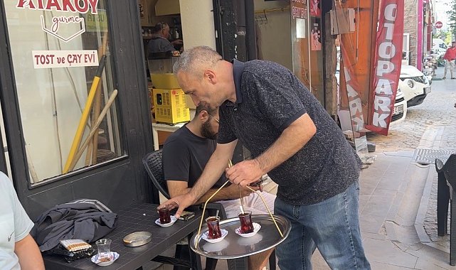 Dışlanma iddiasını reddeden çay ocağı çalışanı, "Herkese kapımız açık"