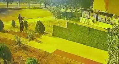 Diyarbakır'da iş yerine silahlı saldırı kamerada