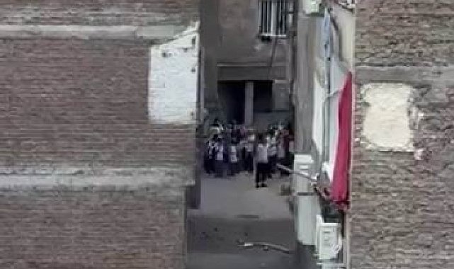 Diyarbakır'da korkutan yangın: Ev alevler içinde kaldı