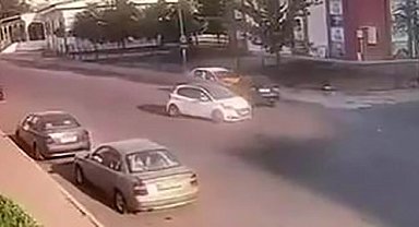 Diyarbakır'da trafik kazası güvenlik kamerasına yansıdı