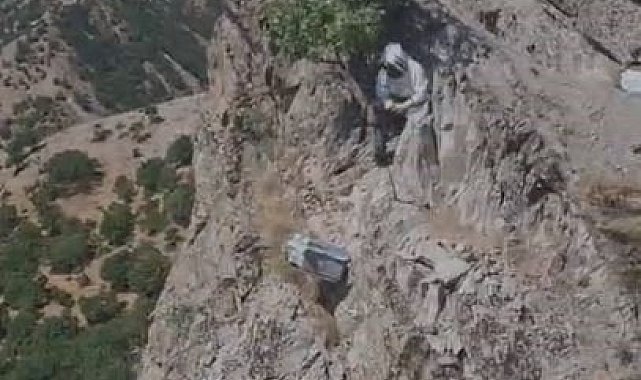 Doğal bal için kayalıklardan sarkıtılan kovanda sağım zamanı