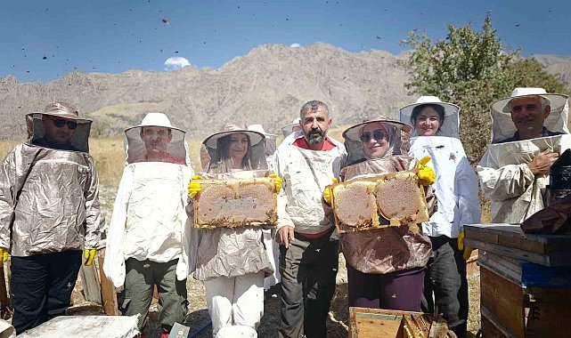 Doğaseverler bal sağımı yaptı