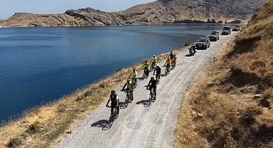 Doğaseverler Van Gölü'nün saklı cennetine pedal çevirdi