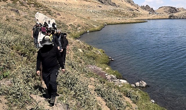 Doğaseverlerden 3 bin 500 rakımlı Sat Gölleri'ne yolculuk