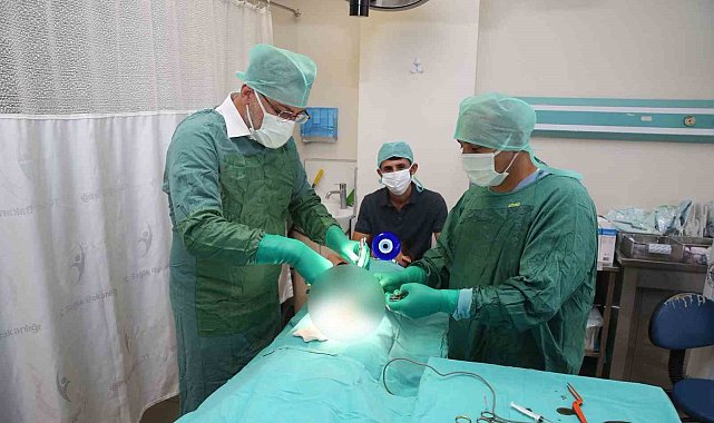 Doktor belediye başkanı önce çocukları eğlendirdi, ardından sünnet etti