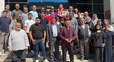 Dünya şampiyonu Furkan Bilici davul zurnayla karşılandı