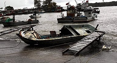 Düzce Akçakoca'da fırtına 14 tekneye zarar verdi