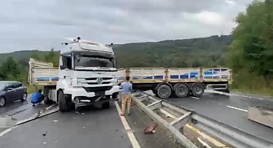 Düzce Akçakoca'da TIR makas attı, trafiği kilitledi!