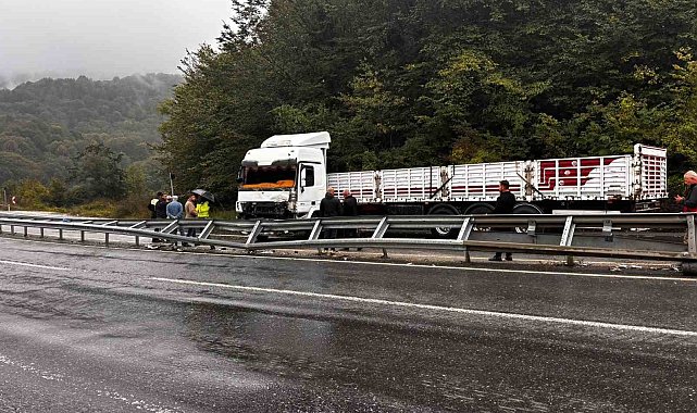 Düzce D-655 karayolunda makaslayan tır yolu trafiğe kapattı