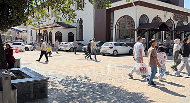 Düzce'de burası cami avlusu mu, otopark mı?