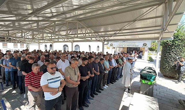 Düzceli gazetecinin annesi son yolculuğuna uğurlandı