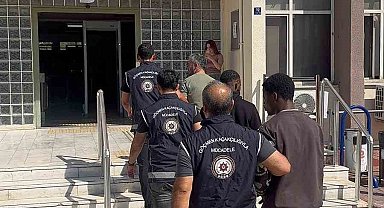 Efeler'de 31 düzensiz göçmen yakalandı: 2 tutuklama