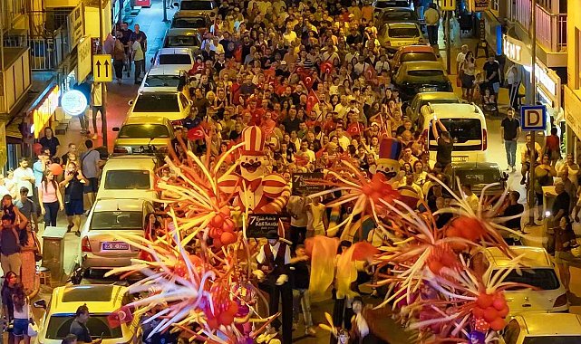 Efeler'de binlerce kişi fener alayında buluştu