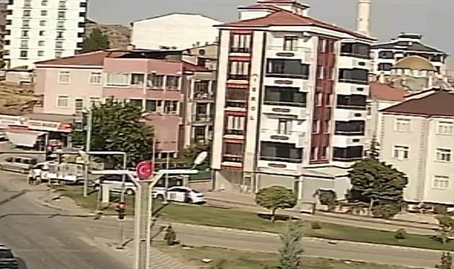 El freni çekilmeden bırakılan otomobil cadde boyu ilerleyip tarlaya uçtu