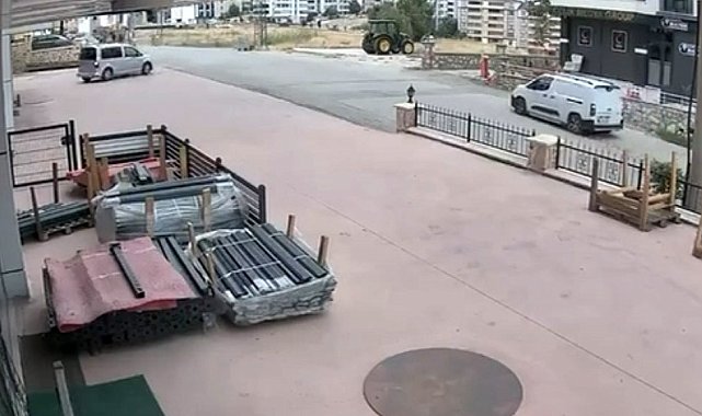 El freni çekilmeyi unutulan araç iş yerine girdi