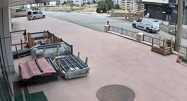 El freni çekilmeyi unutulan araç iş yerine girdi