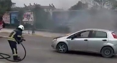 Elazığ'da alev alan otomobil söndürüldü