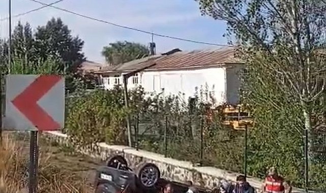 Elazığ'da araç şarampole devrildi: 2 yaralı