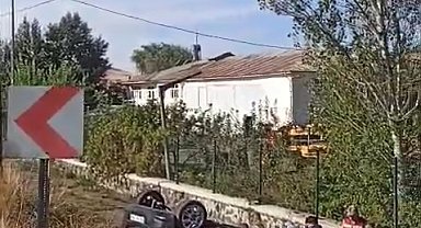Elazığ'da araç şarampole devrildi: 2 yaralı