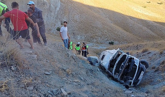 Elazığ'da minibüs uçuruma yuvarlandı: Yaralılar var