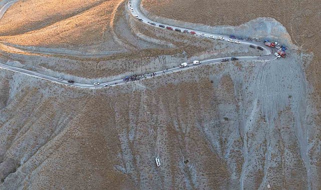 Elazığ'da minibüsün yuvarlandığı uçurum ve kurtarma çalışmaları dronla görüntülendi