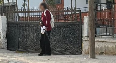 Elinde silahla okula gelen öğrenci böyle görüntülendi