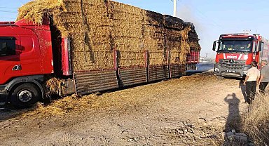 Elmadağ'da bir kamyonetteki saman balyaları yandı