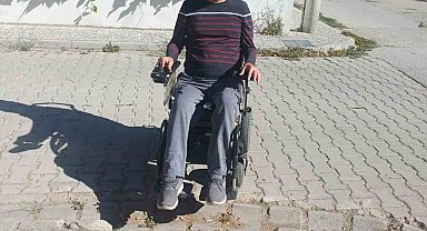 Engelli vatandaşlar bozulan kaldırımı kullanamıyor
