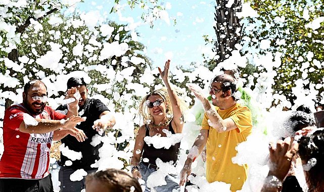 Engelsiz Kafe öğrencileri yeni eğitim yılını köpük partisiyle karşıladı