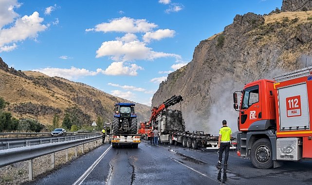 Erzincan-Erzurum kara yolunda hayvan yemi yüklü tır yandı