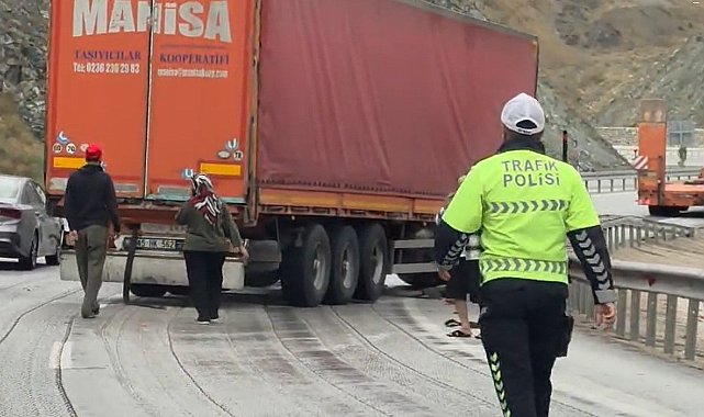 Erzincan-Sivas kara yolunda tır bariyere çarptı