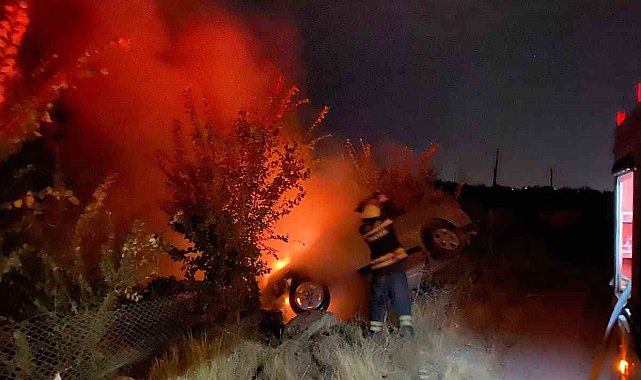 Erzincan'da araç yangını itfaiye ekiplerince söndürüldü
